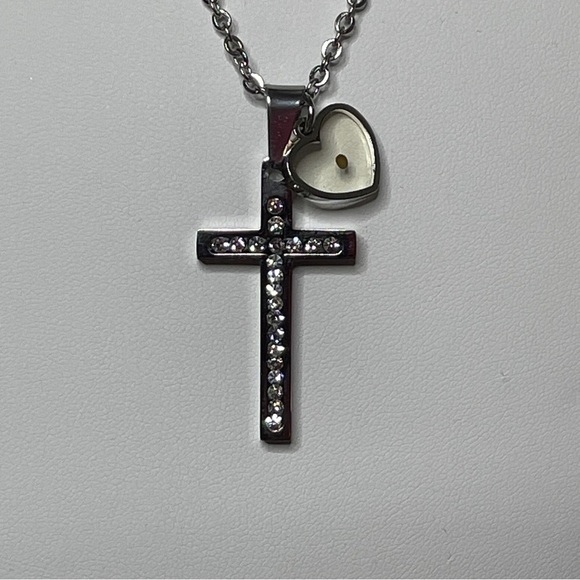 Cross pendant on chain with mustard seed NWOT - Picture 3 of 4